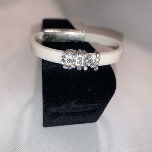 White rubber band bracelet, with bejeweled letters ‘G’ ‘I’ ‘N’